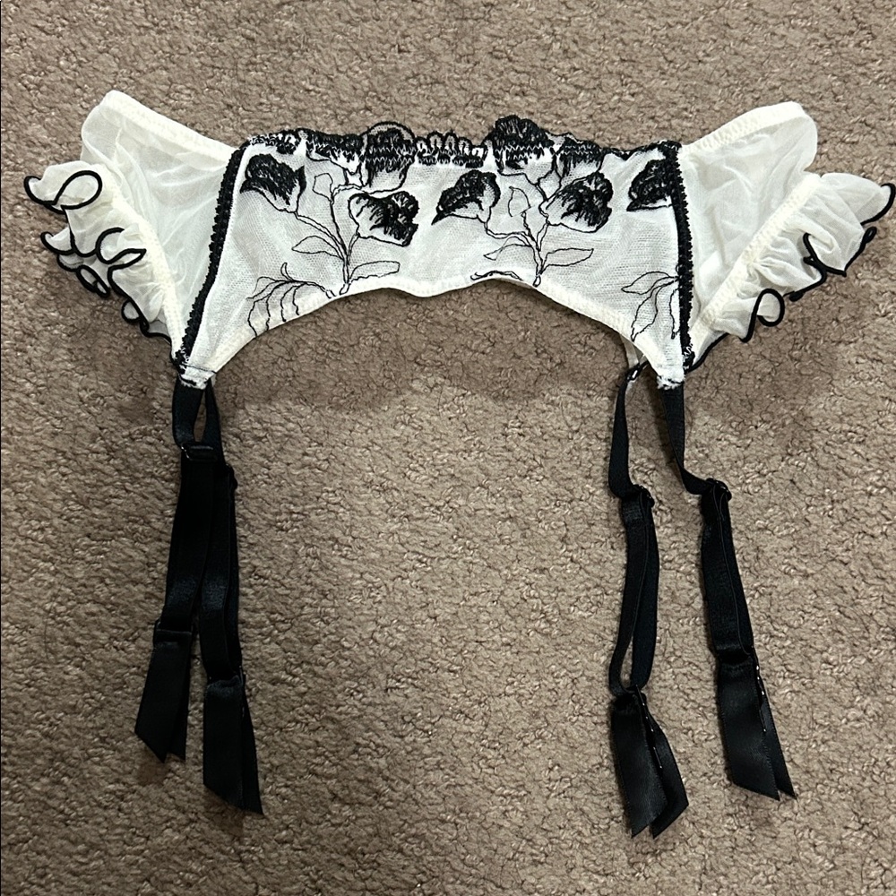 NWOT Gilligan & O'Malley Black and White Lace Garter Belt